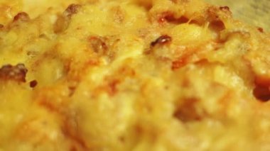Geleneksel peynirli pizza. Yukarıdan bak. Yakın çekim yapılıyor..