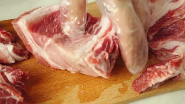 Homem Com Luvas Corta Carne Camadas Pedaço Suculento Gordo Carne — Vídeo de Stock