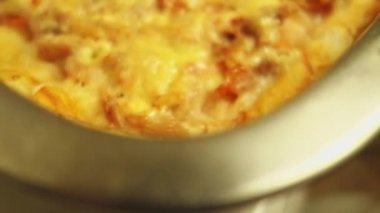 Geleneksel peynirli pizza. Yukarıdan bak. Yakın çekim yapılıyor. Peynirli güveç.