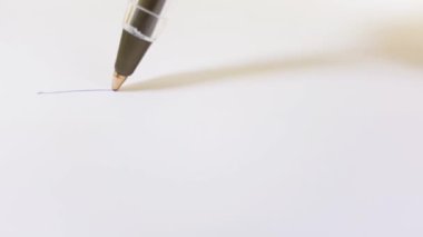 Yakın çekim kalem beyaz bir kağıt parçasına mavi bir çizgi çiziyor. Soyut Yazma ve Çizim Süreci. İş ve Tasarım Konsepti.