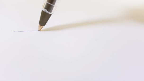 Caneta close-up desenhando uma linha azul em um pedaço de papel branco. Processo de Escrita e Desenho Abstracto. Conceito de Negócios e Design. — Vídeo de Stock