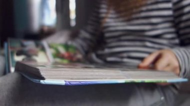 Genç bir kız eski bir fotoğraf albümüne bakar, fotoğrafları gözden geçirir ve geçmişi hatırlar..