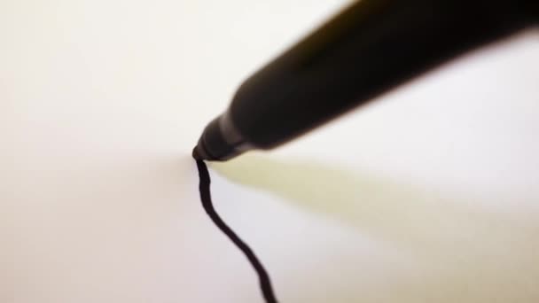 Zblízka načrtnuté plstěné pero kreslící vlnité čáry. Kresba stromu na bílém papíru. — Stock video