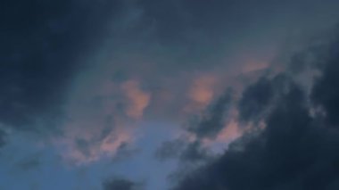Günbatımı, akşamları kara yağmur bulutları. Gökyüzü yağmurun arifesinde..