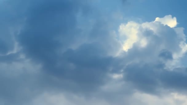 Fehér kék felhők a kék égen. A kamerák mozgása panorámás.. — Stock videók