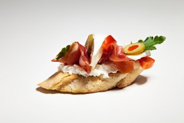 Beyaz peynir, maydanoz, zeytinyağı, jambon ve gr domates ile sandviç