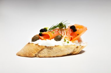 Beyaz peynir, somon, havyar ve fasulye filizi g ile sandviç