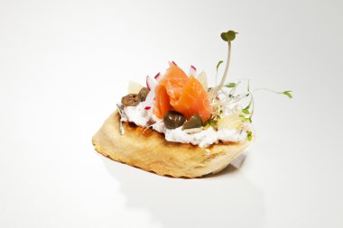 Beyaz peynir, somon, turp ve gr üzerinde lahanası ile sandviç