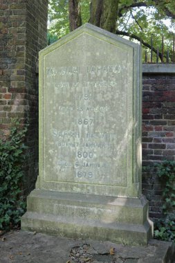 Londra, İngiltere - 10 Temmuz 2022: Highgate Mezarlığı, Londra, İngiltere 'de elektromanyetizma ve elektromanyetizma çalışmalarına katkıda bulunan İngiliz kimyager ve fizikçi Michael Faraday' ın mezarı