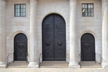 İngiltere Bankası 'nın ünlü büyük metal kapıları Threadneedle Caddesi' nde.