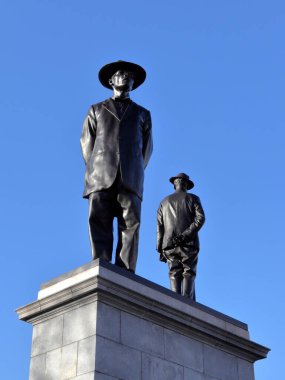 Londra, İngiltere - 26 Aralık 2022: Samson Kambalus Antilop bronz figürleri Londra, İngiltere 'de Trafalgar Meydanı' nda ayakta duruyor