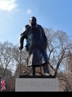 Winston Churchill 'in Londra Parlamento Meydanı' ndaki bronz heykeli.