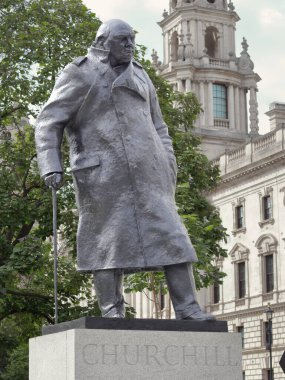 Winston Churchill 'in Londra Parlamento Meydanı' ndaki bronz heykeli.