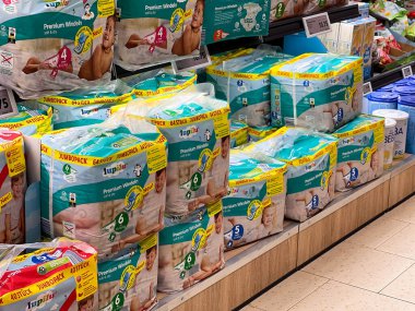 10.22.2025 - Flensburg, Almanya. Lidl süpermarketinin rafında daha ucuz bebek bezi markası.