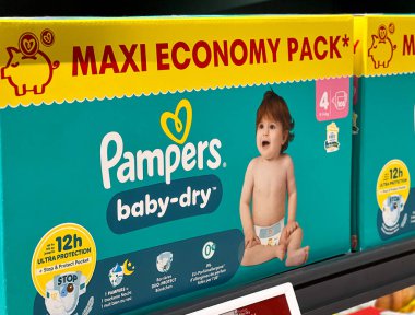 10.22.2025 - Flensburg, Almanya. Lidl süpermarketinde büyük maksimum ekonominin bebek bezi paketlerini kapatın. 
