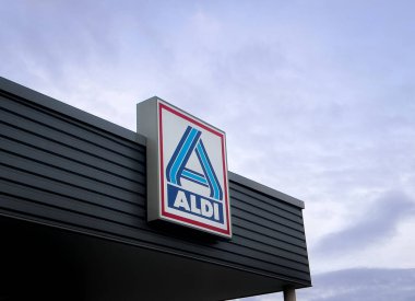 11.01.2025 - Flensburg, Almanya. Binada Aldi süpermarket tabelası var. Arka planda mavi gökyüzü. 
