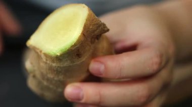 Taze zencefilli, bulanık bir arka planı olan bir kadının yakın çekimi. Yüksek kaliteli FullHD görüntüler