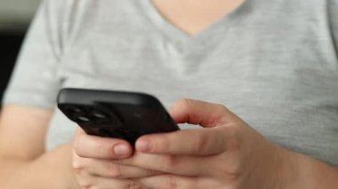 Akıllı telefonuna mesaj yazan kadınların ellerini kapat. Geçmişi bulanık. Cihaz konseptini kullanarak. Yüksek kaliteli FullHD görüntüler