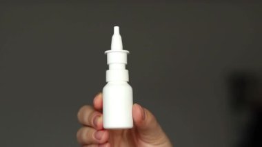 Burun spreyi kullanan, tıkanmış ve burnu akan bir kadın. Yüksek kaliteli FullHD görüntüler