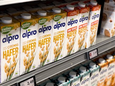 10.28.2025 - Flensburg, Almanya. Alpro yulaf ezmesi bazlı süt süpermarkette bir rafta, süt ürünü olmayan market alışverişinde