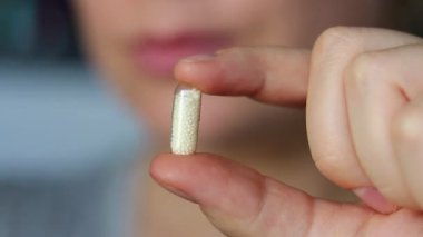 Elinde granülle çözünen vitamin kapsülü hap tutan bir kadın. Sağlık ve refah kavramı. - Evet. Yüksek kaliteli FullHD görüntüler