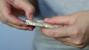 Granül çözeltileriyle dolu bir vitamin kapsülü hapı alan bir kadına yaklaş. Sağlık ve refah kavramı. Yüksek kaliteli FullHD görüntüler