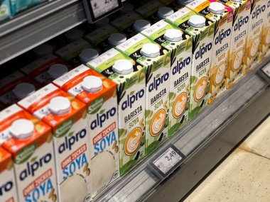 10.28.2025 - Flensburg, Almanya. Süpermarketin rafında süt üreten Alpro kahve fabrikası. Süt ürünleri olmayan market alışverişi.