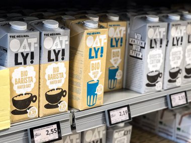 10.28.2025 - Flensburg, Almanya. Süpermarketin rafında yulaf ezmeli kahve, günlük olmayan süt. Alternatif süt alışverişi.