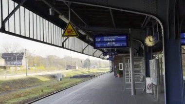 Flensburg. Almanya. Flensburg City 'deki bir platformda boş bir tren istasyonu var, insan yok. Yüksek kaliteli FullHD görüntüler