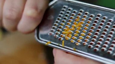 Taze portakal aromalı ızgara yapan ellere yaklaş. Yüksek kaliteli FullHD görüntüler