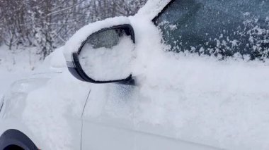 Kışın karla kaplı arabaların aynasını kapat. Yüksek kaliteli FullHD görüntüler