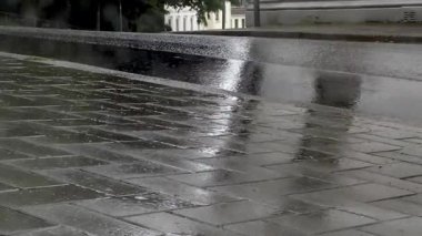 Şehirdeki asfalta yağmur damlaları yağıyor. Yüksek kaliteli FullHD görüntüler