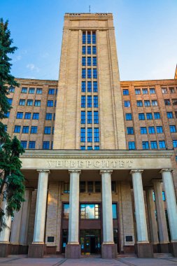 Kharkiv şehri, Ukrayna - 4 Temmuz 2025: V. N. Karazin Harkiv Ulusal Üniversitesi 'nin ön cephesi ve girişi