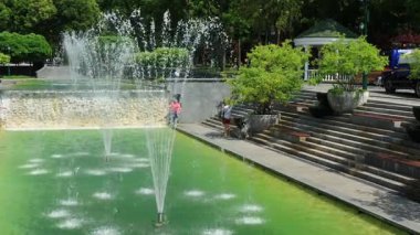 Kharkiv, Ukrayna - 10 Haziran 2025: Şehir bahçesinde çeşmeli ve şelaleli modern yapay gölet. Taş basamaklar ve ağaçlı büyük vazolar. Güzel ünlü yer.