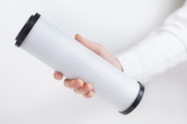 insan elinden su filtre kartuşları