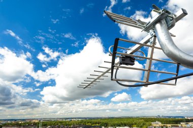 directional antenna for reception of digital television broadcasting DVB-T and DVB-T2 pointing to landscape (horizontal polarization, UHF, UV resistant coaxial cable, large prospect)