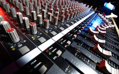 kırmızı, beyaz ve mavi ışık büyük bakış açısı ile aydınlatma lambası ile belgili tanımlık yorum ayrıntılı ses karıştırıcı