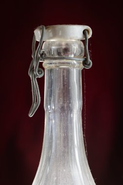 limonata koyu kırmızı zemin üzerine seramik kap ile boğaz eski tozlu şişe