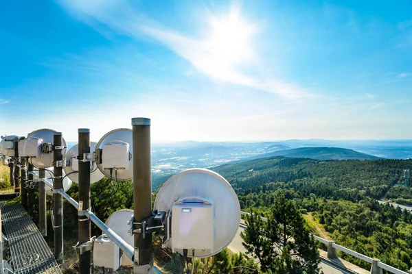 Система телекоммуникационных антенн высоко над ландшафтом — стоковое фото