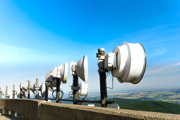 Het systeem van telecommunicatie antennes hoog boven het landschap — Stockfoto