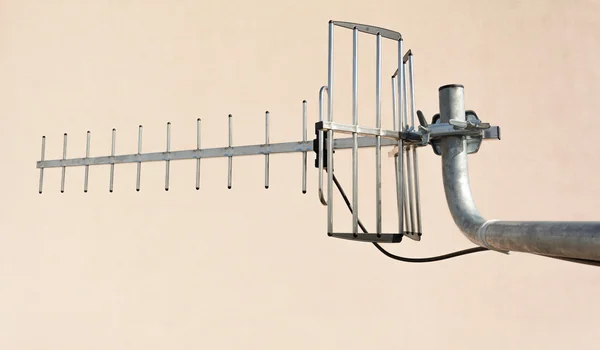 Directional antenna for reception of digital television broadcasting DVB-T and DVB-T2 (vertical polarization, UHF, UV resistant coaxial cable) — Stockfoto