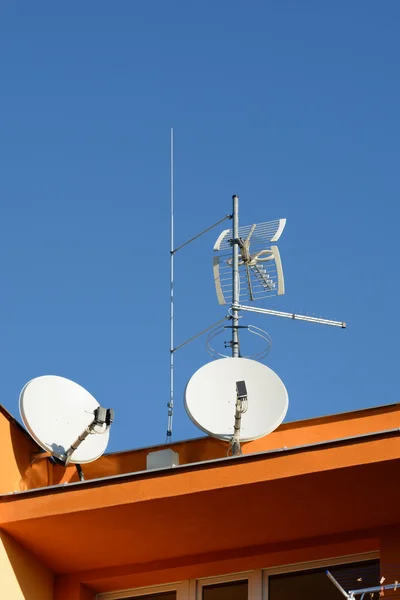 Sistema de recepción de antenas para gran edificio de apartamentos con protección contra rayos — Foto de Stock