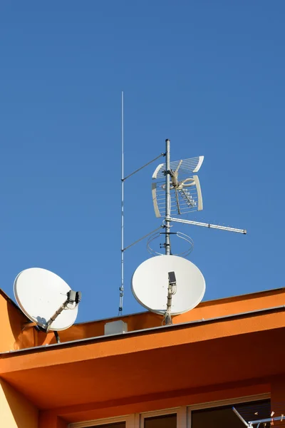 Systemet som tar emot antenner för stora bostadshus med åskskydd Stockbild