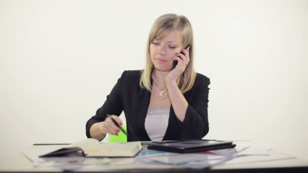 Mujer de negocios en la oficina hablando por teléfono — Vídeos de Stock