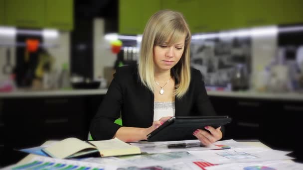 Femme d'affaires travaillant sur tablette dans le bureau — Video