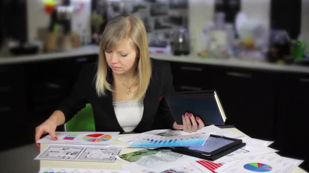 Businesswoman working on tablet computer in office — Stock Video