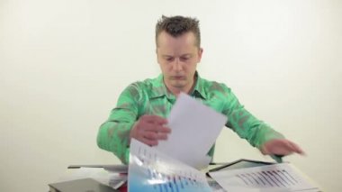 Yırtılma ve öfke kağıtlarla Harman işadamı