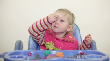 küçük kız oyun hamuru ile