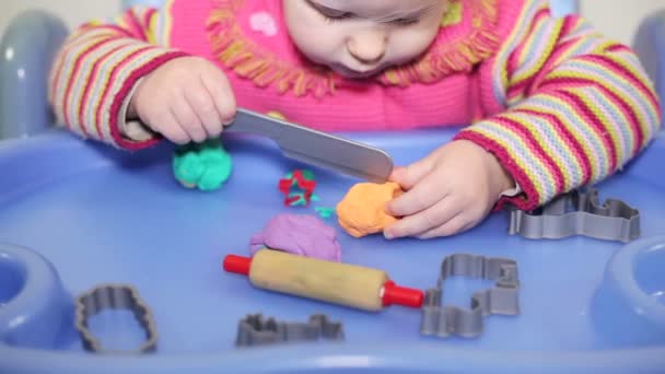 Маленька дівчинка грає з пластиліном — стокове відео