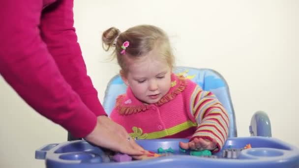 Little girl and mother play with plasticine — Stock Video